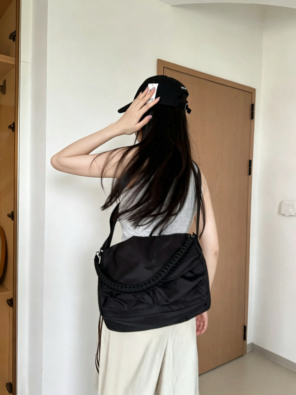 Blue Can Be Worn Cross-Body as a Large-Capacity Nylon Tote Bag