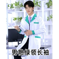 Мужское белое пальто с ярко-зеленым воротником и длинными рукавами.