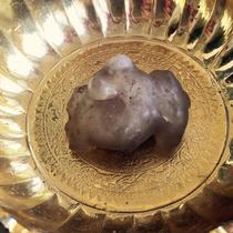  Shakyamuni Buddhas native saliva has grown 3 or 4 cm in many places and can be used to hold Tibetan stupas