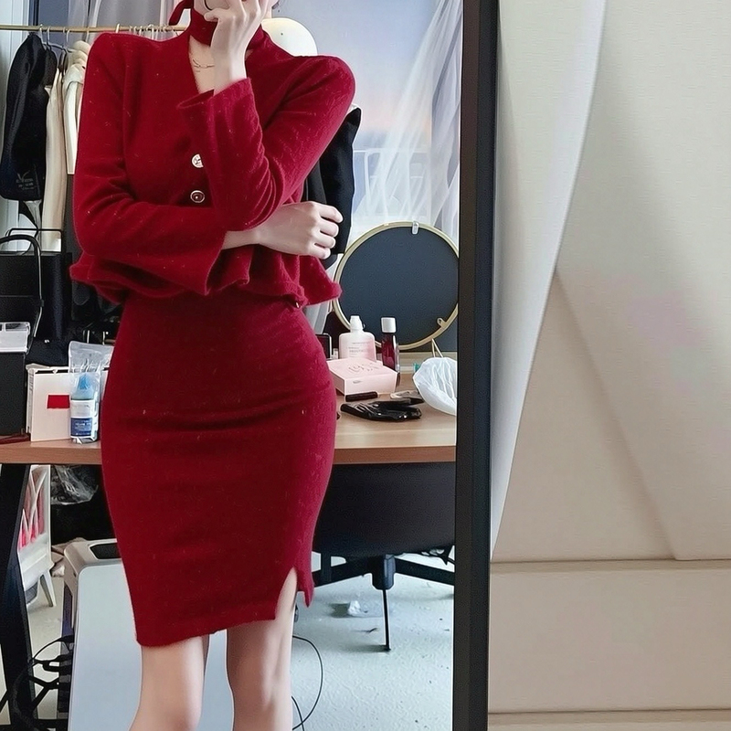 Tutu's Famous Red Knit Suit for Women, Featuring a Slim-Fit Cardigan and a Hip-Hugging Skirt, Is a Stylish Two-Piece Set for Autumn and Winter