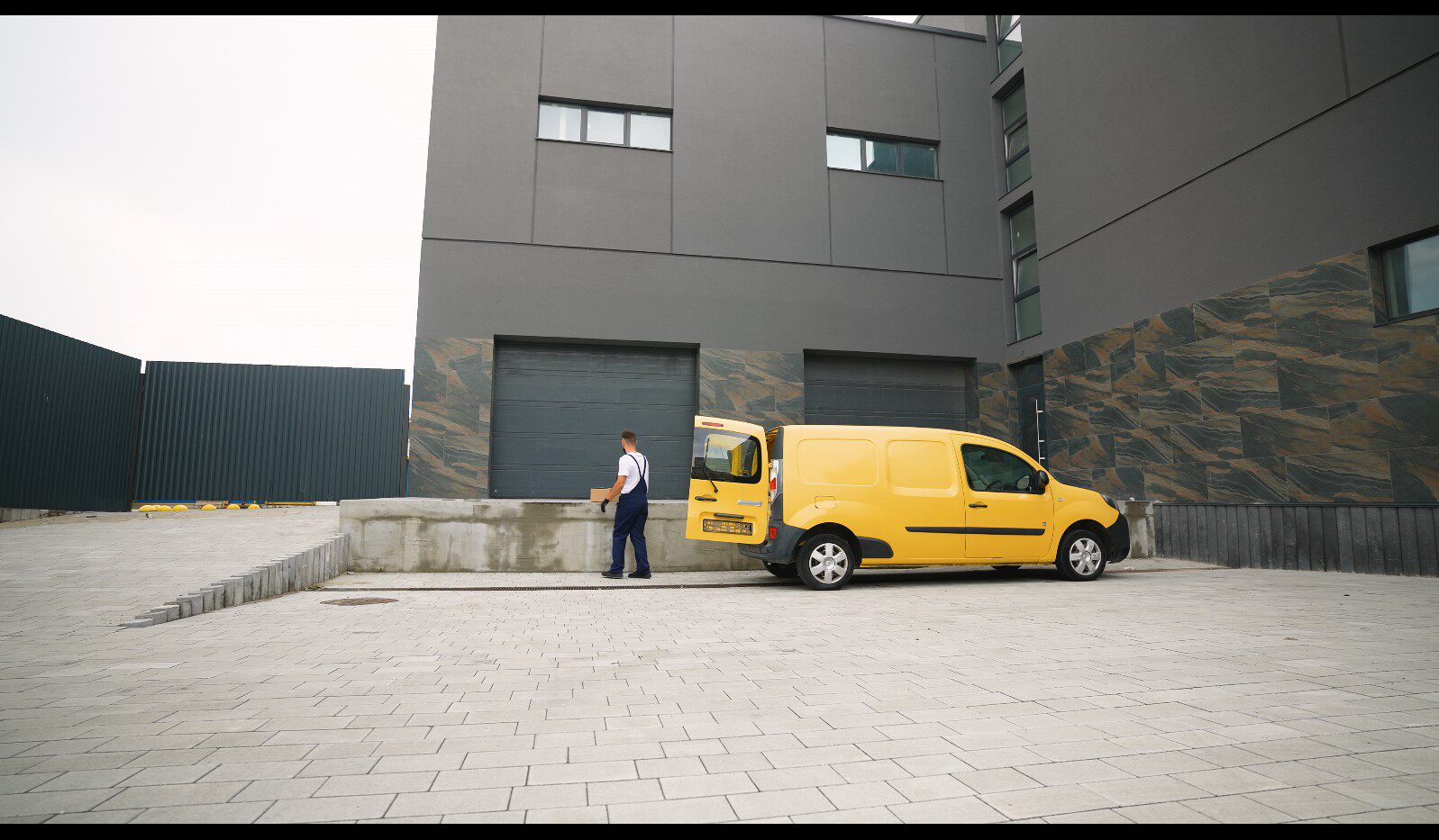 【实拍视频】物流男员工工作实拍素材-PoseAe