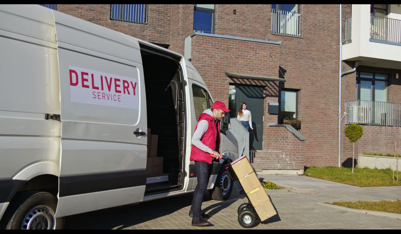 【实拍视频】红色制服送货员用手推车送货视频素材-PoseAe