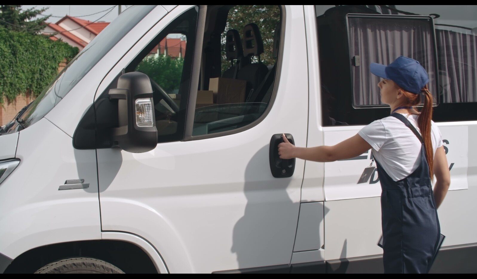 【实拍视频】男送货员车内工作实拍素材 复制-PoseAe