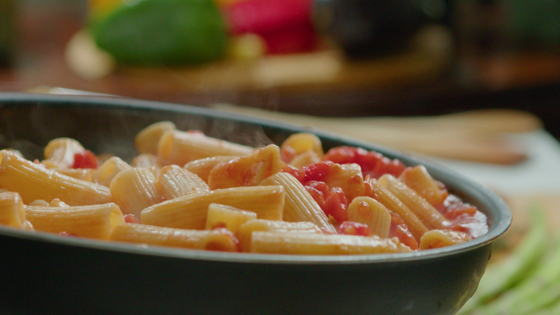 【实拍视频】翻炒中的番茄通心粉-PoseAe