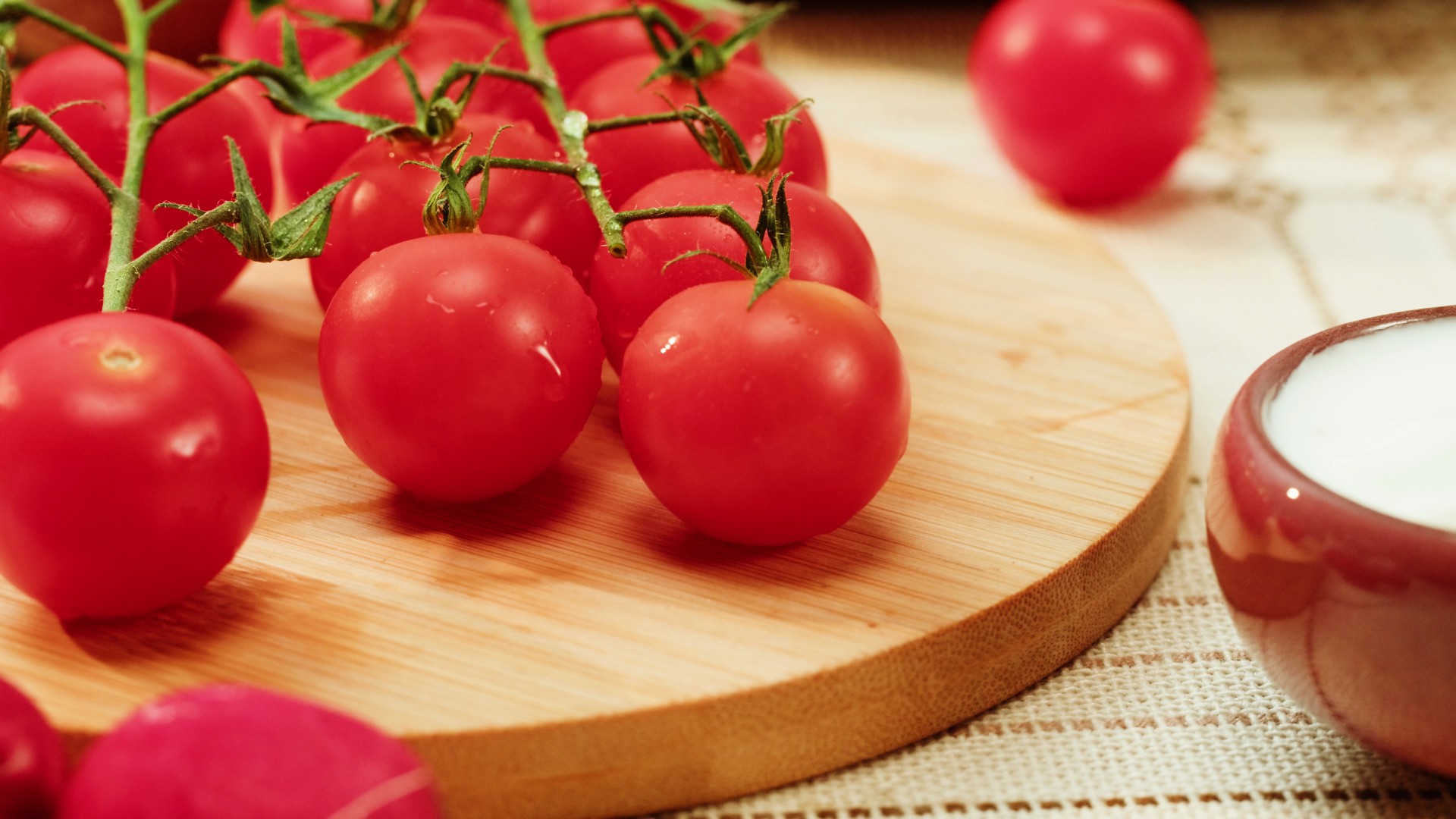 【实拍视频】新鲜水润的番茄特写-PoseAe