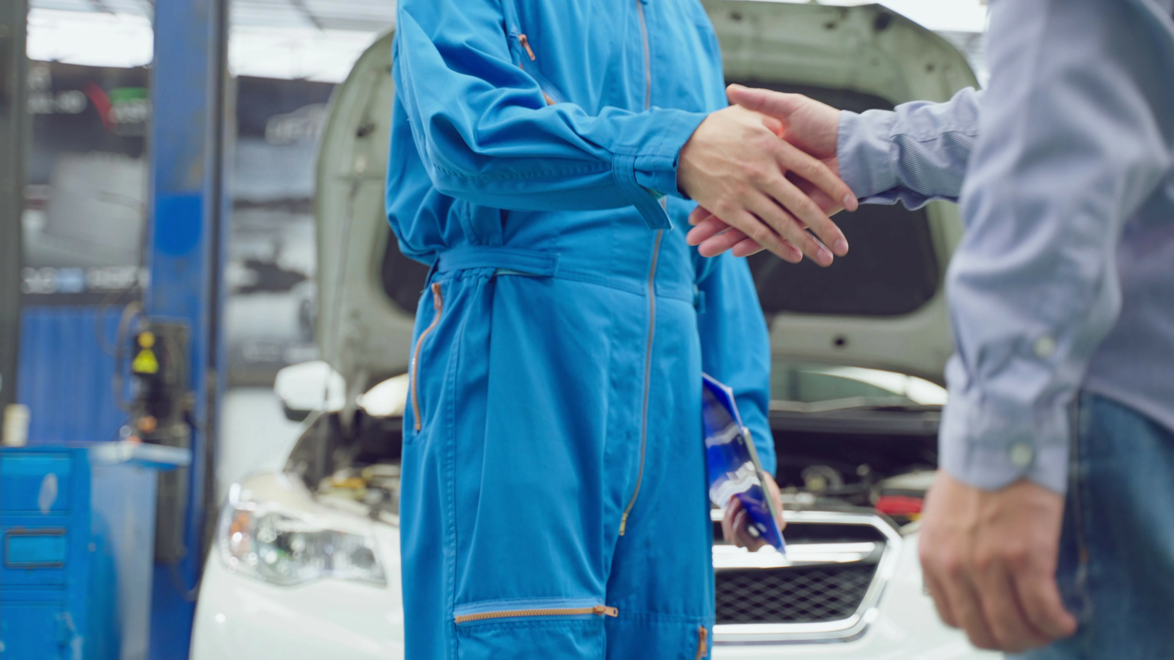 【实拍视频】汽修工厂工人和客户握手实拍视频-PoseAe