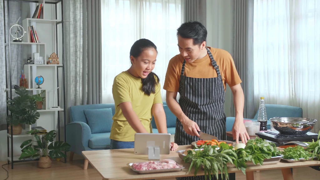 【实拍视频】父女一起在家做饭烹饪实拍视频素材-PoseAe视频创意库