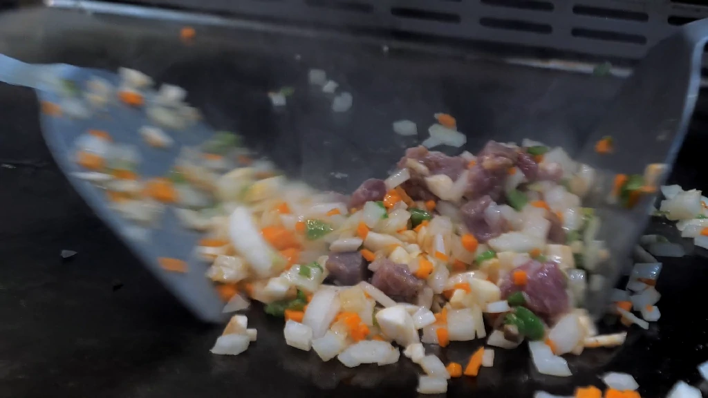 【实拍视频】铁板炒牛肉特写视频素材-PoseAe