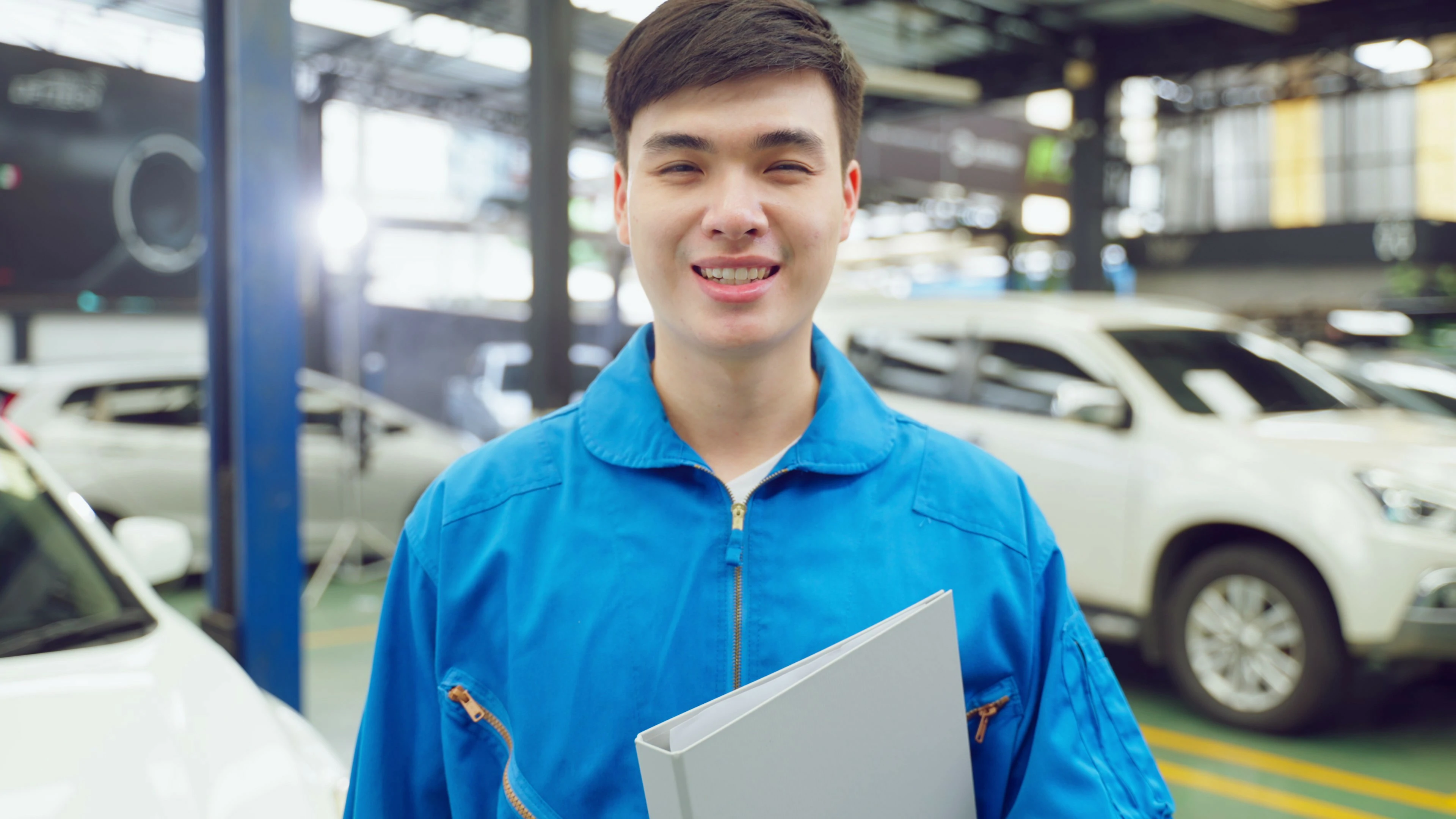 【实拍视频】汽车工厂车间工人肖像实拍视频02-PoseAe