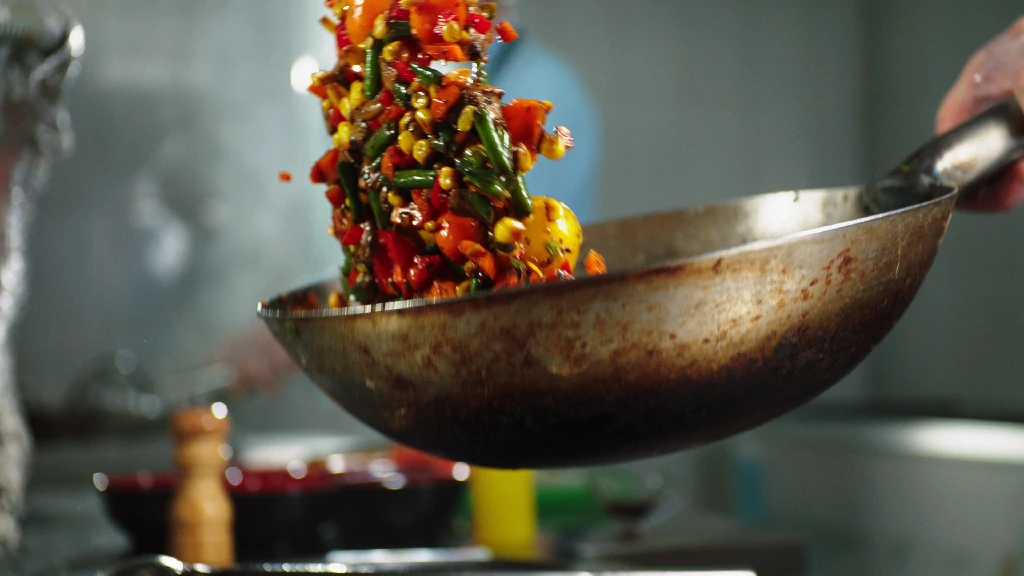 【实拍视频】厨房蔬菜炒菜颠锅特写视频素材-PoseAe