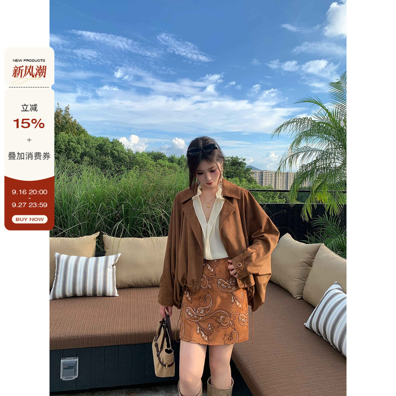 Li Shasha, Slightly Chubby, Melard Faux Suede Coffee-Colored Short Jacket for Women, with a Turn-Down Collar, Drawstring Hem, Light Mature Style, Loose Top
