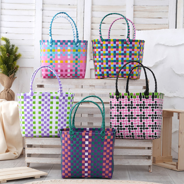 ຖົງໃສ່ກະຕ່າຜັກໃໝ່ປີ 2024 Spring and Summer New Vegetable Basket Woven Bag Spring Outing Picnic Bag Beach Bag Small Fresh Plaid Contrast Color Handbag