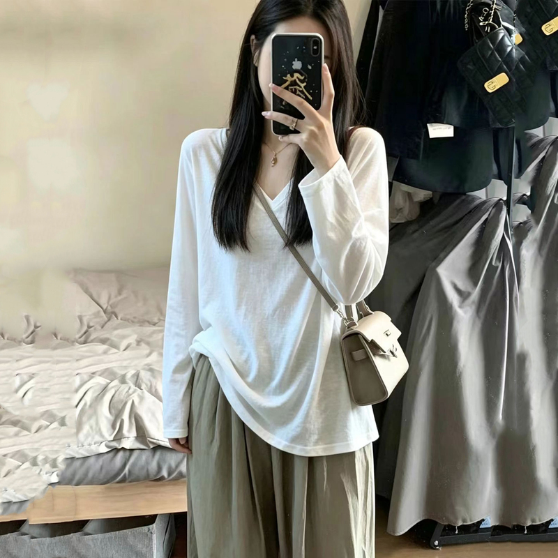 White V-Neck Long-Sleeve T-Shirt for Women, Spring and Autumn, Loose and Casual Style, Versatile Base Layer, Regular Shoulder Fit, Slimming Top