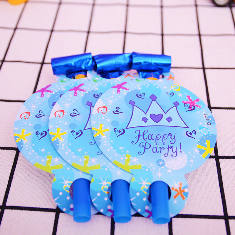 The children send a small gift for the daily necessities bubble-blowing with a small gift and a small gift for the first year