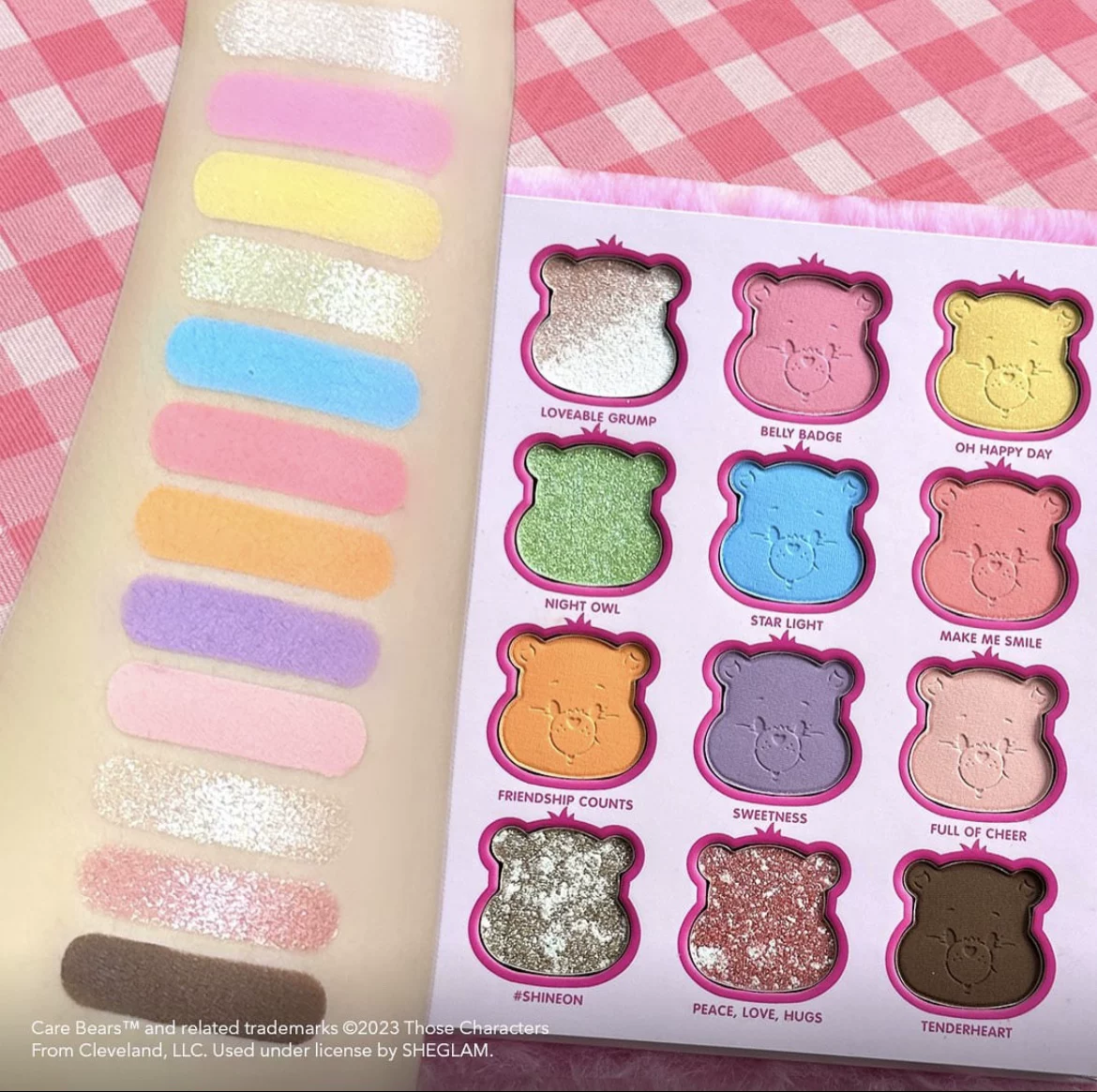 Набор макияжа SHEGLAM x Care Bears — палетка теней, румяна и хайлайтер в плюшевом футляре