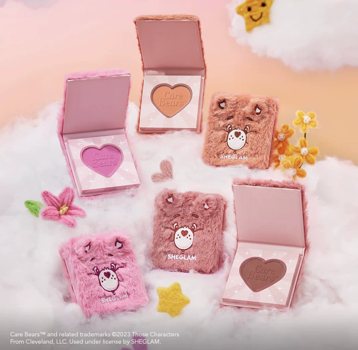 Набор макияжа SHEGLAM x Care Bears — палетка теней, румяна и хайлайтер в плюшевом футляре