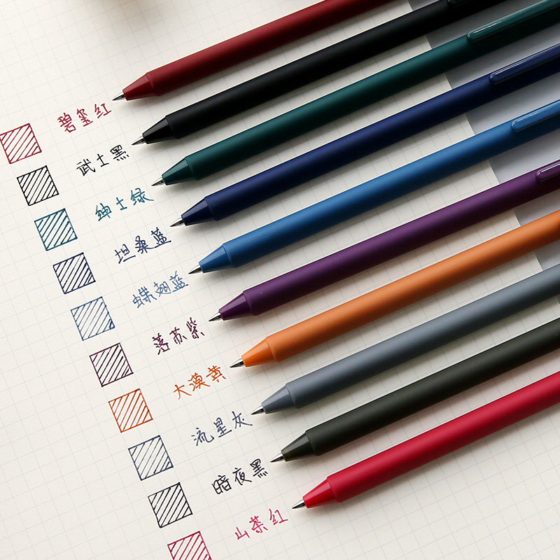 Students use the color core of the Morandi neutral pen to make notes on the handbook