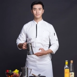 Кухня с длинной кухней шеф -повара с семиточниками для выпечки рукава