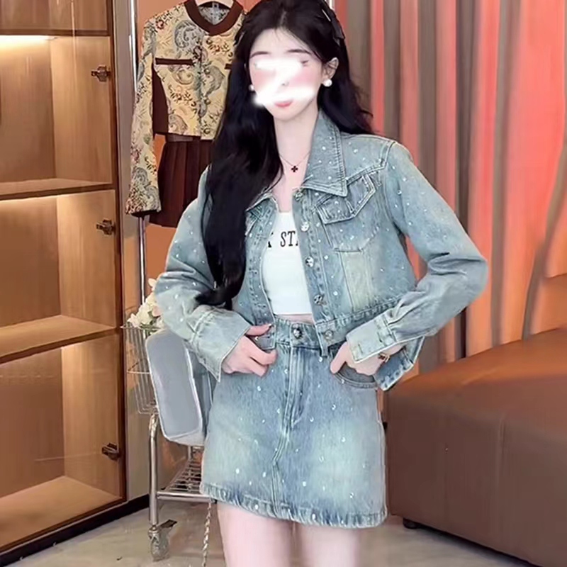 Heavy-Duty Rhinestone Denim Suit for Petite Women, Fashionable and Stylish Short Jacket + Short Skirt with Rhinestones, Two-Piece Set for Spring and Autumn