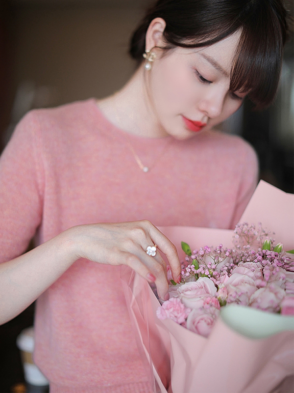 Um Is Too Gentle and Beautiful. Cashmere Knitwear for Women, Spring and Autumn Long-Sleeved Sweater, Inner Layering Shirt, Design-Focused Niche Top