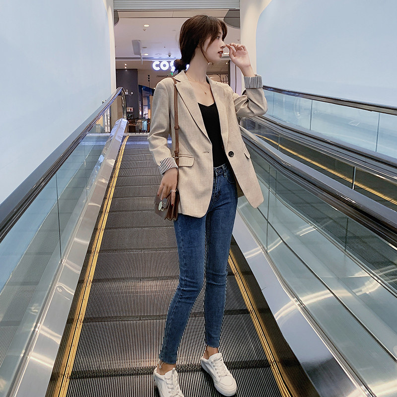 Suit jacket female Korean version 2022 Spring autumn new small chic casual net red blouse short Western suit