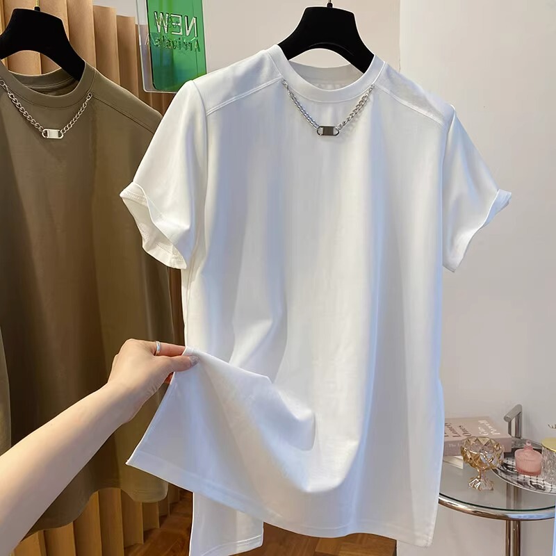 2026 Summer New Versatile Hem Slit Round Neck Short Sleeve T-Shirt for Women with Necklace, Niche Inner Layer Padded Shoulder Top