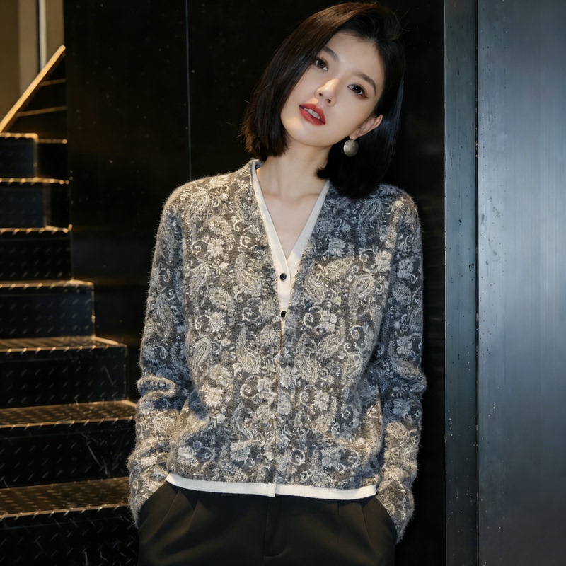 Long-Sleeved Knitwear for Women 2026 Autumn and Winter New Korean Style Loose V Neck Fake Two-Piece Top with Stylish Cashew Flower Knitwear Long-Sleeved Knitwear for Women 2026 Autumn and Winter New Korean Style Loose V Neck Fake Two-Piece Top with Stylish Cashew Flower Knitwear