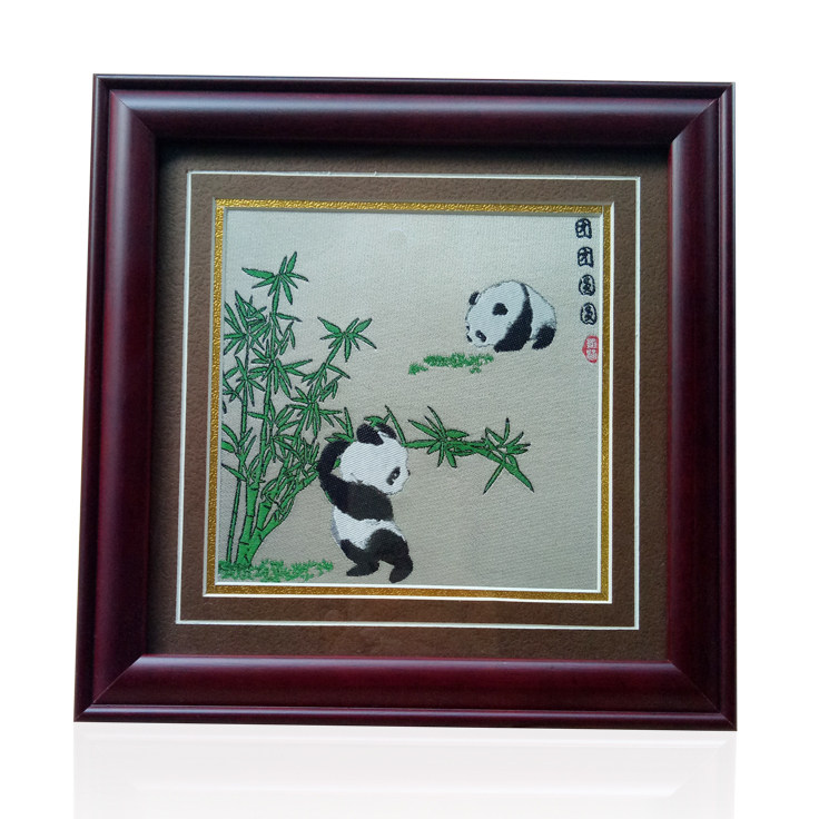 Many optional panda frames are fitted with Sichuan characteristic crafts of Sichuan embroidery Chinese style ceremony
