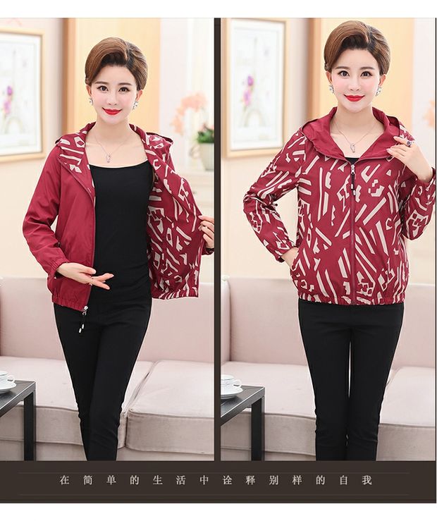 Mùa xuân trung niên và phụ nữ tuổi già mặc áo khoác trùm đầu hai mặt mùa xuân áo gió mới áo khoác mẹ trung niên - Quần áo của mẹ đầm suông tuổi trung niên