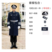 Темно-синее пальто с меховым воротником, серебряными аксессуарами и шляпой с большими полями.