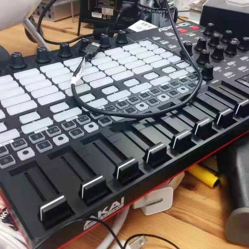 Второе -ХАНДА 9.9 СЛОЙ СИНЕЙА APC40MK2VJ Консоль MIDI Controller с 8 -месячным учебным пособием по гарантийному материалу