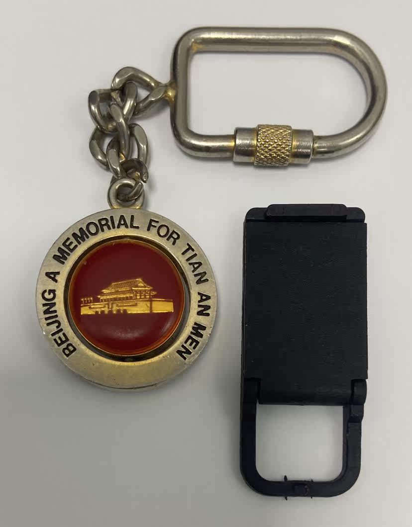 霸王茶姬湖北限定武网网球钥匙扣武汉网球『托特包』徽章冰箱贴礼盒背后有何独特之处？2026新潮流解析