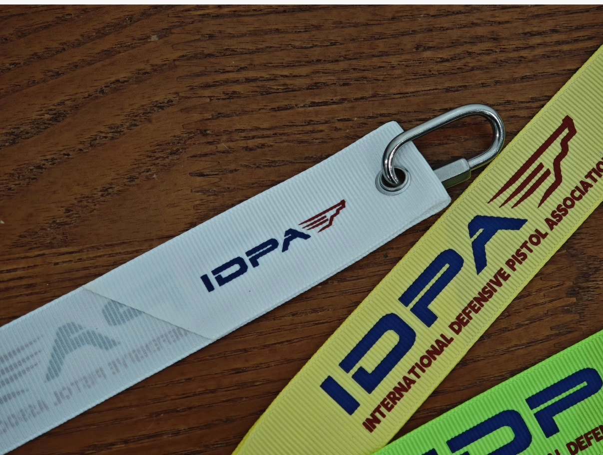 Cinta roja “Remove Before Flight” para localizar prendas y bolsos con facilidad