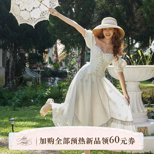 Душераздирающая маленькая белая юбка первой любви LaceMade прикрывает древнее пасторальное платье с искусственным поясом из двух частей в виде рыбьих костей.