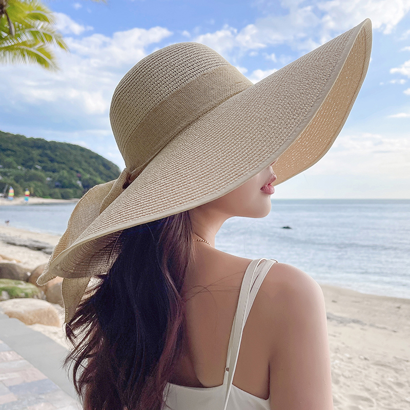 ビーチや海辺での休暇に最適な、つばの大きい女性用夏用サンハット。