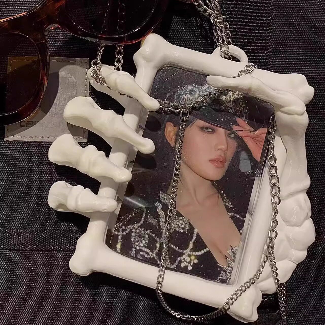 Hand bone card holder, dark mechanical idol chasing valley, beautiful valley, display of creative pendant pendant
