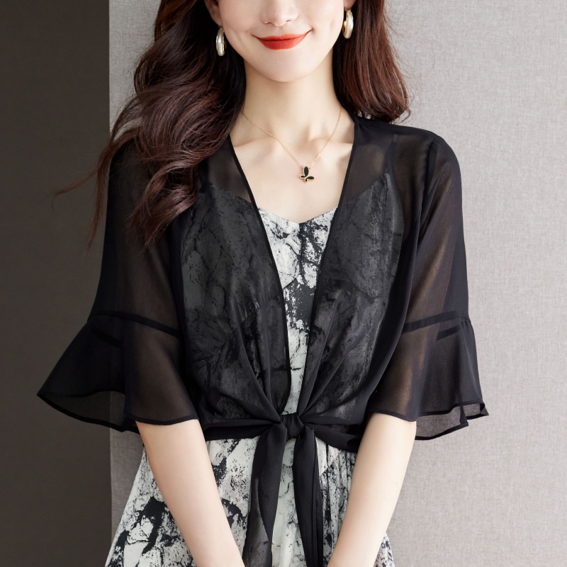 Silk Shawl Paired with a Sun-Protective Camisole for Women, Summer 2025 New Style, Beautiful Petite Mulberry Silk Cardigan