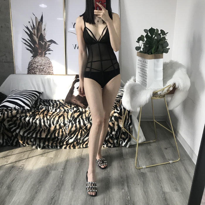 ZZ xương ZZ Châu Âu và phong cách Mỹ câu lạc bộ đêm hollow đấu thầu mô hình quan điểm hot girl sexy một mảnh slim eo sling jumpsuit