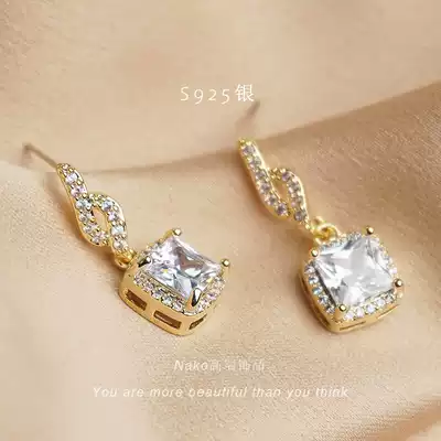 NAKO 2021 new trendy earrings, high-end sense, light luxury, socialite temperament jewelry earrings, round face, thin earrings, women