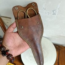 A set of brass scissors with leather sheaths from the Qing Dynasty and the Republic of China which are completely preserved and used normally to preserve the authenticity of old objects.