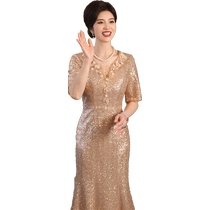 About 100 years old (gilt) high-end mothers wedding dress young happy mother-in-law toasting and welcoming fishtail dress