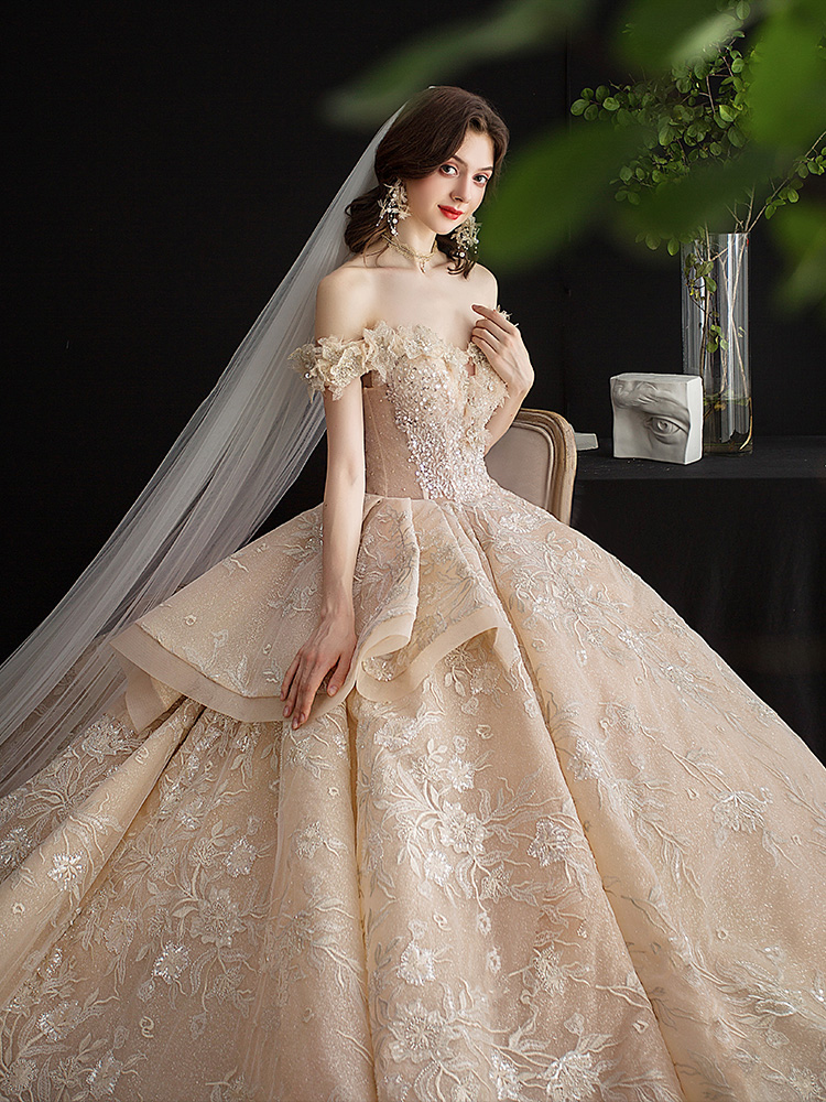 Wedding dress, starry sky, open shoulders, internet celebrity