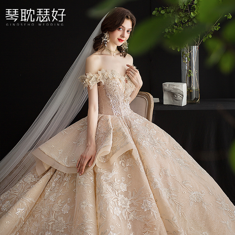Wedding dress, starry sky, open shoulders, internet celebrity