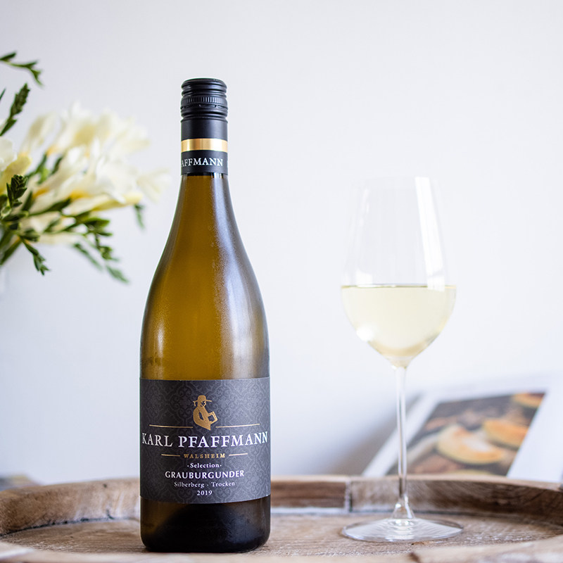 Unique yellow fruit and spice scent Pavman winery grey pinot noir dry white Grauburgunder