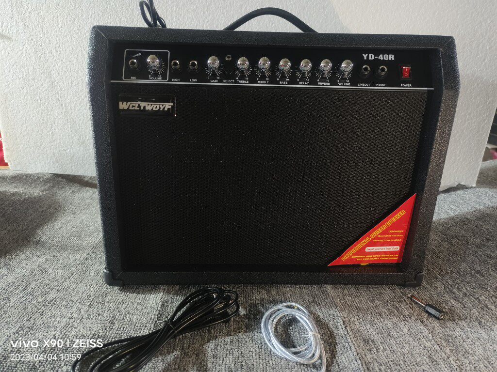 フォーク、アコースティック、ボーカル用の40Wエレキギターアンプ。ディストーション機能、プロ仕様のマイクとヘッドホンに対応。