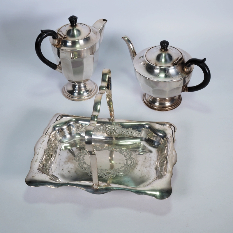 Western Antique Silver-Plated Teapot, Coffee Pot, and Candy Basket, European Vintage Items from the 1910S-1960S, Grade 8 Western Antique Silver-Plated Teapot, Coffee Pot, and Candy Basket, European Vintage Items from the 1910S-1960S, Grade 8
