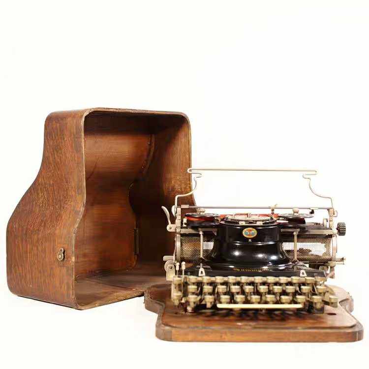 Second-hand early 20th century American antique Hammond HAMMOND vintage mechanical English typewriter collection
