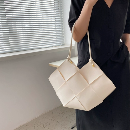 Небольшая дизайнерская вместительная и большая сумка через плечо, модная плетеная сумка на одно плечо, французский стиль, изысканный стиль, коллекция 2021