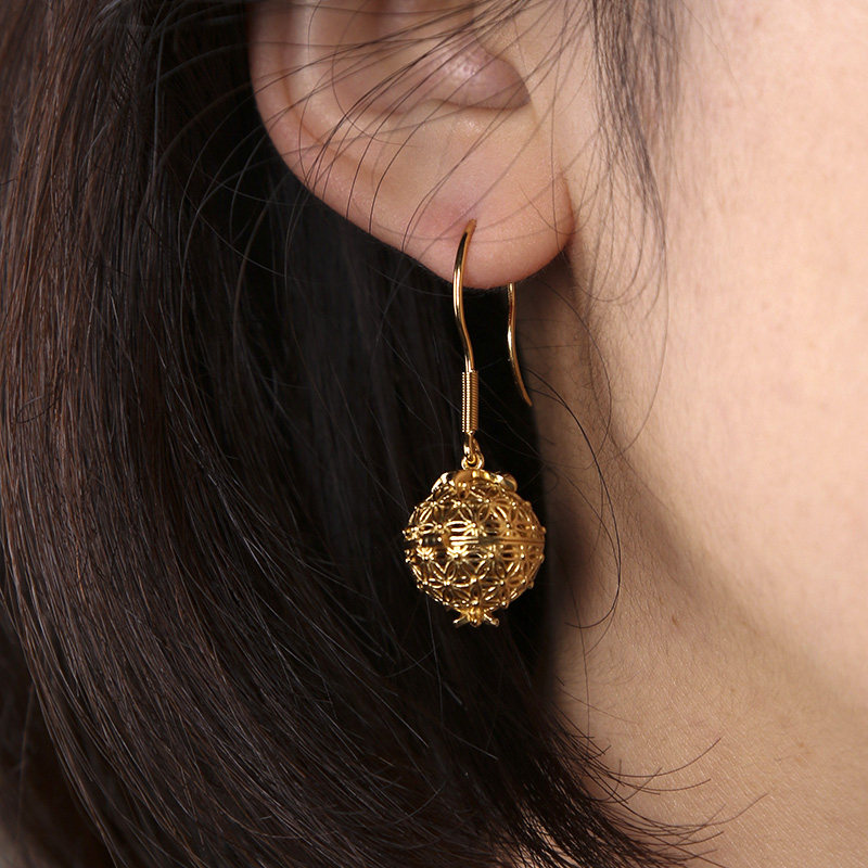 Shengyi Tang Gao Moon Gold Pomegranate Earrings Through Body Hollowed-out Can Zhongxiang Fragrant Pills Fairy temperament Fan Yinoliu Golden Ear Decoration