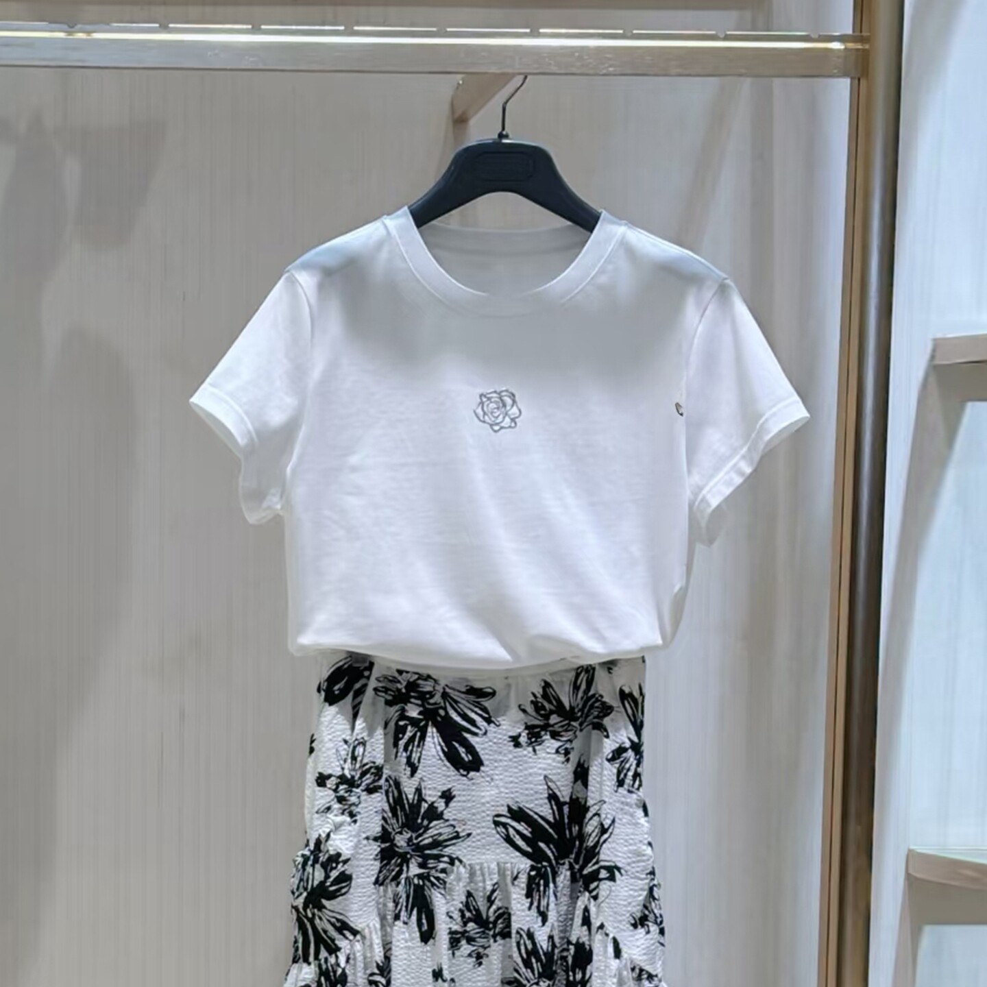 兄妹スタイル 2026年春夏新作 カメリアプリント半袖Tシャツ（女性用）、通勤スタイル、スリムに見せる小柄な方にもおすすめ